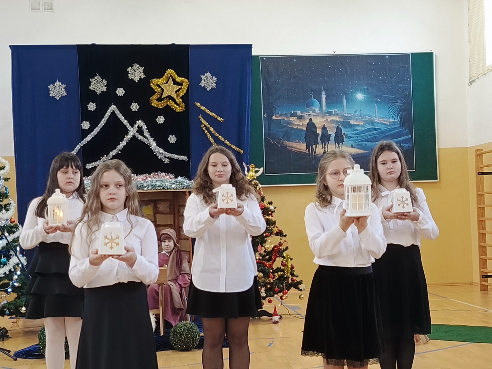 Uczennice stoją z lampionami